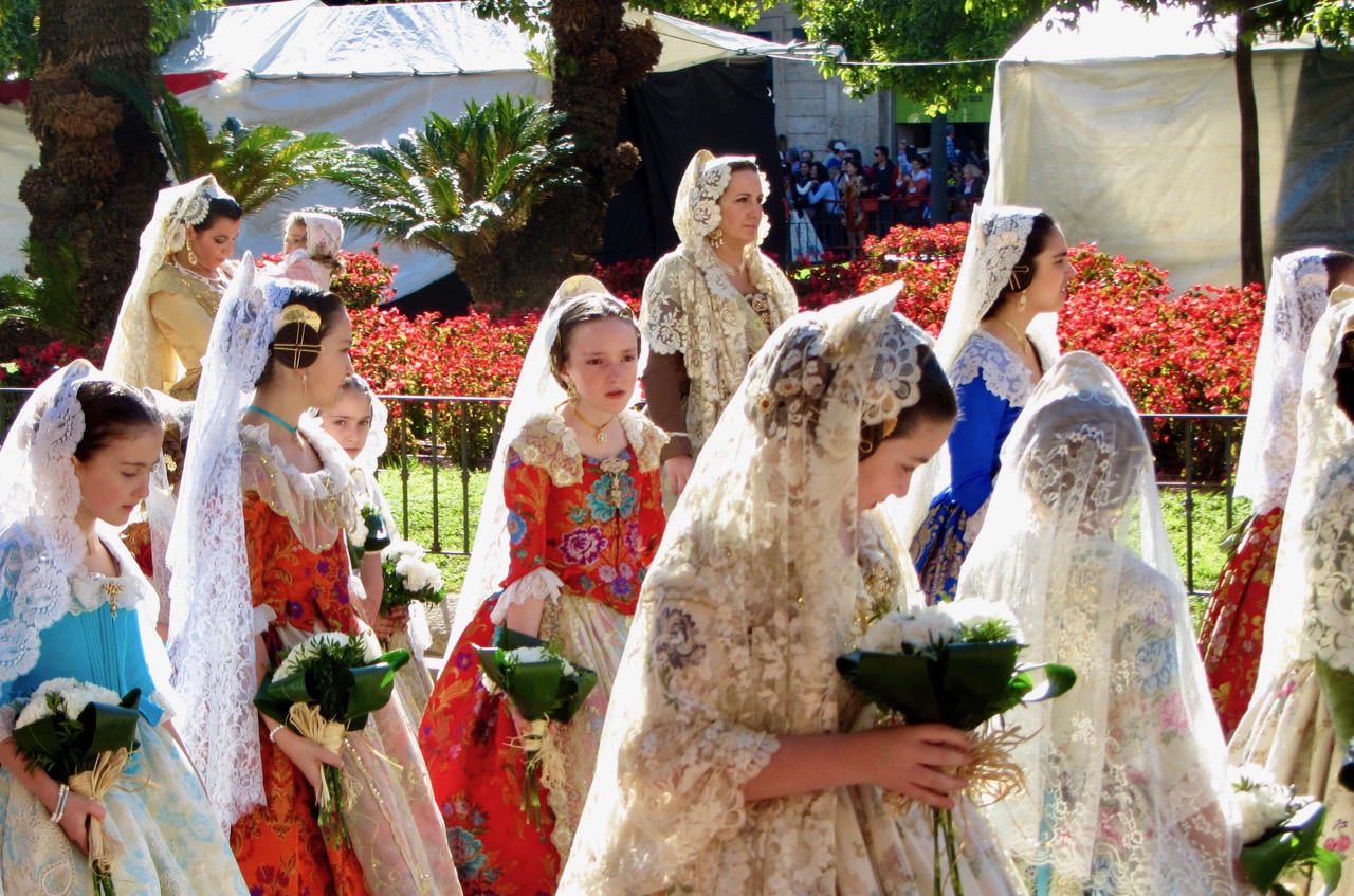 las falleras caminan por las calles