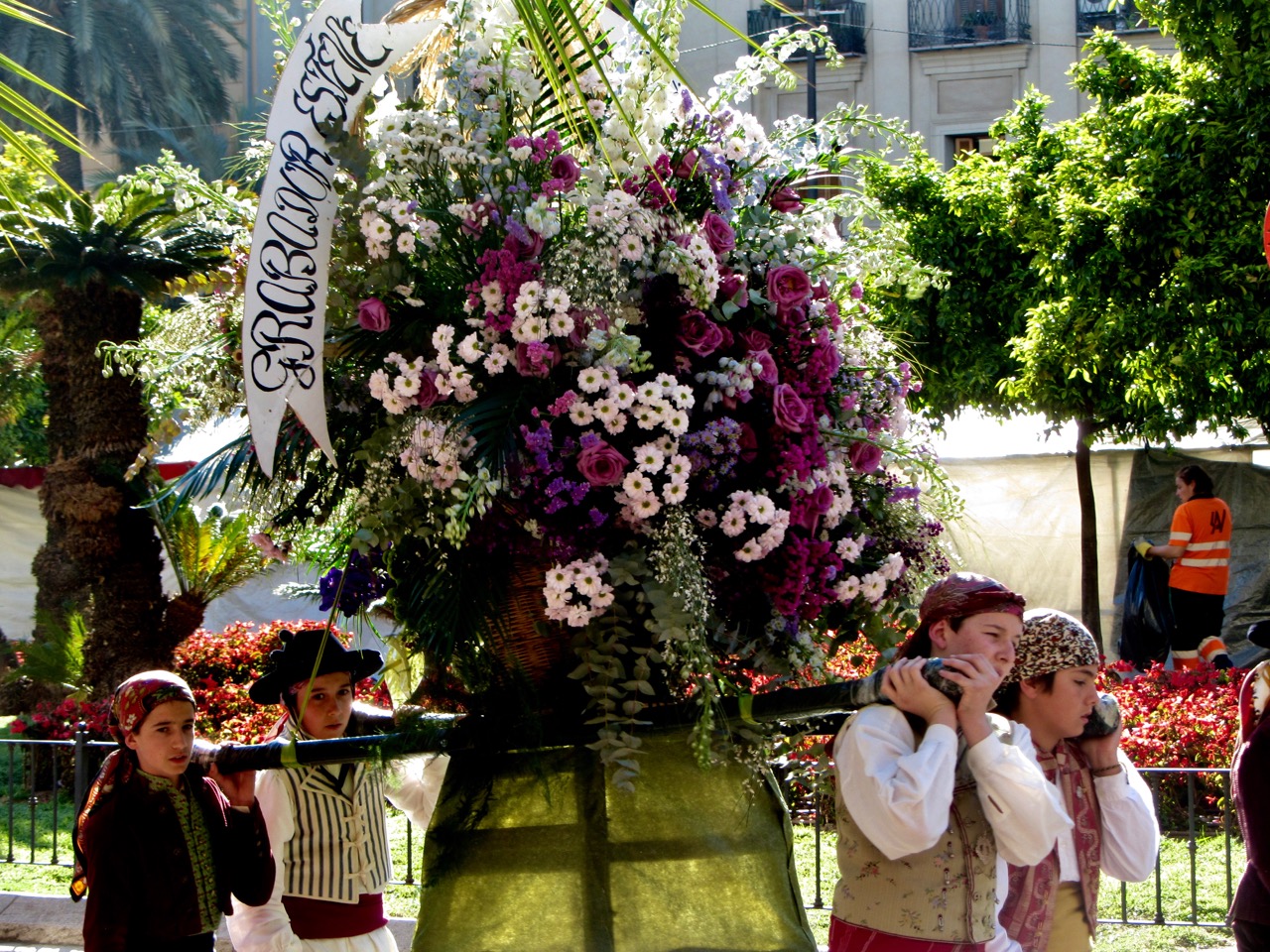 los falleros camina con flores